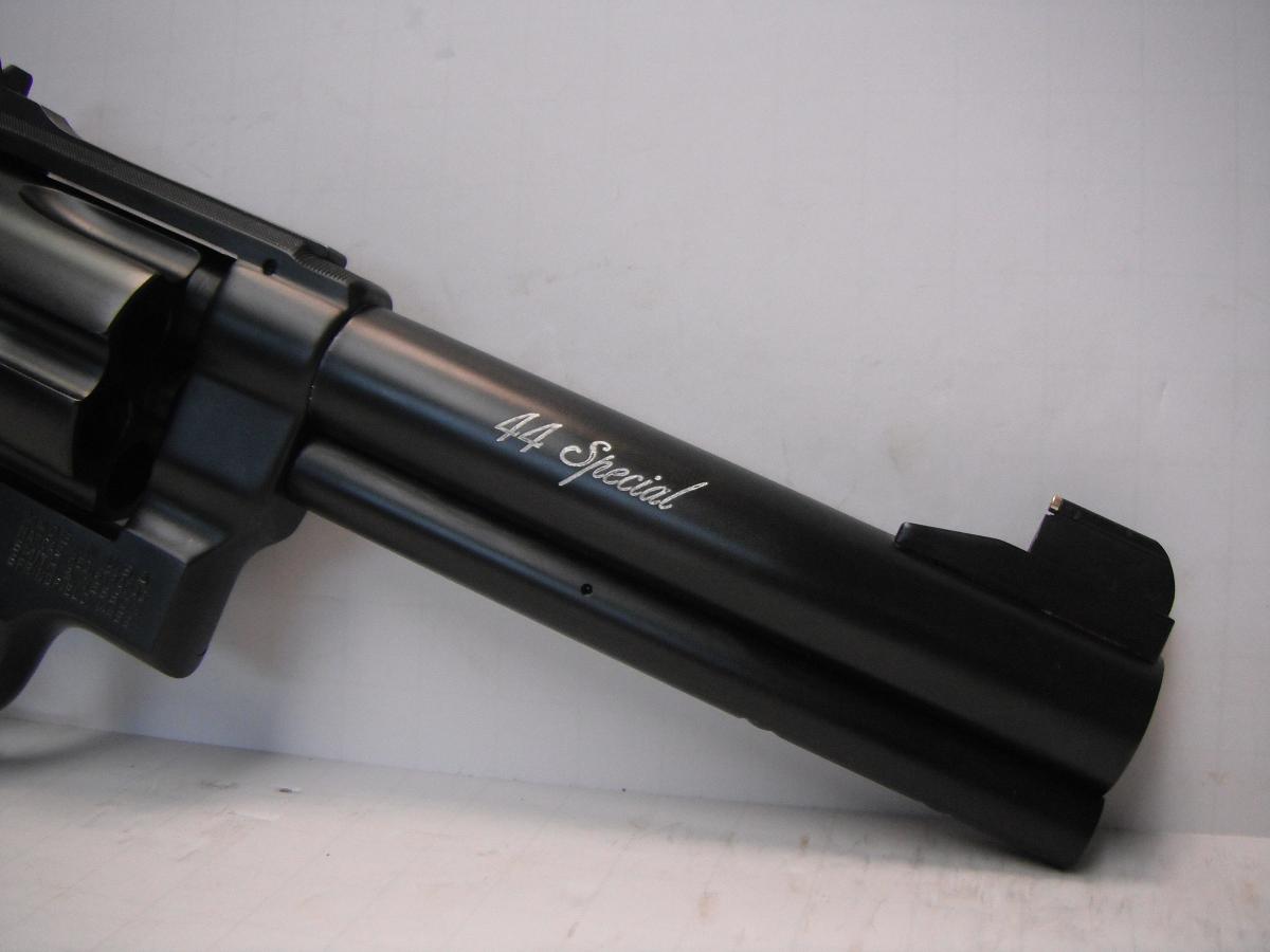 A black gun with the words " 4 2 speed ".