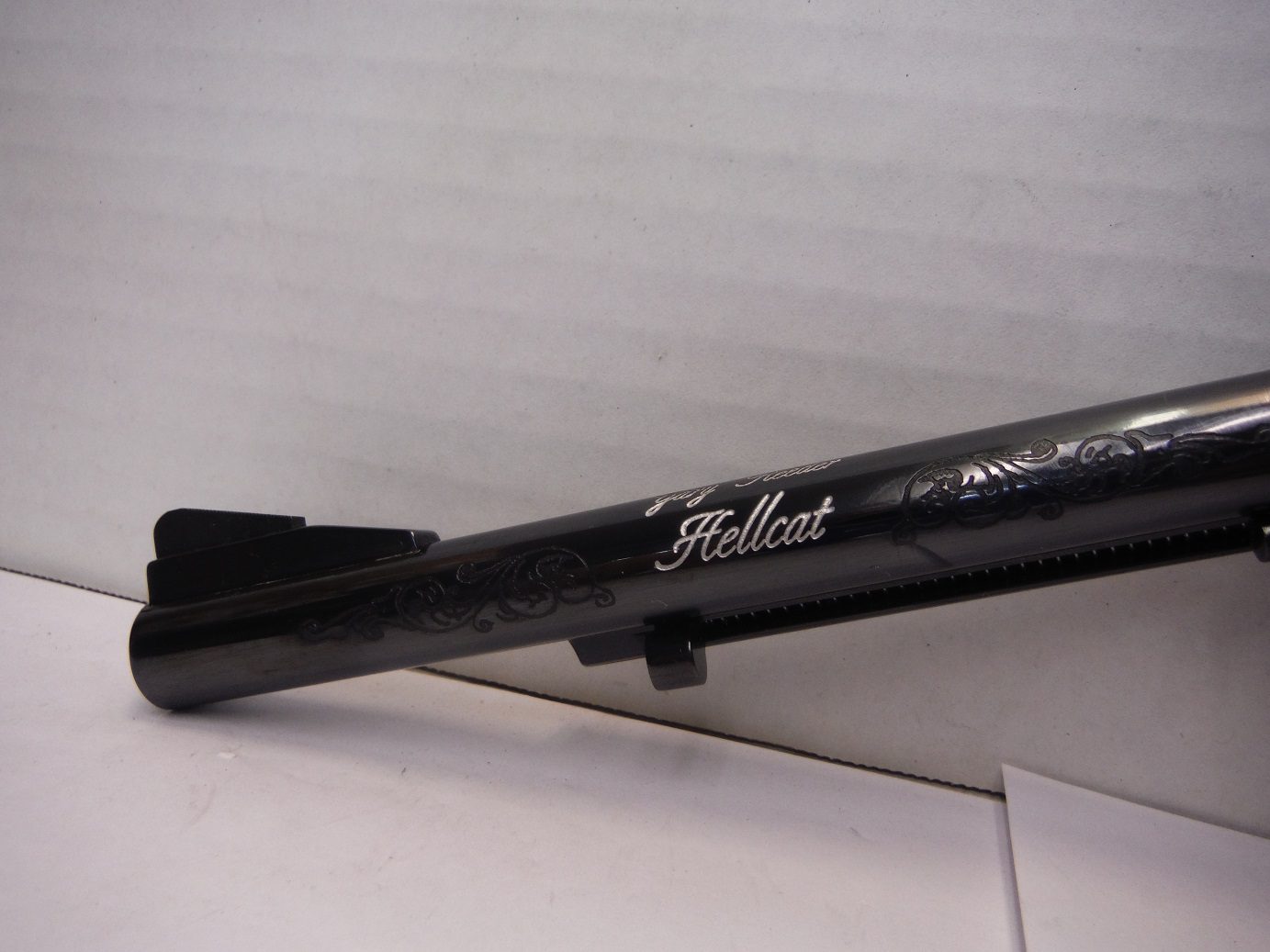 A black pen with the name hellot written on it.